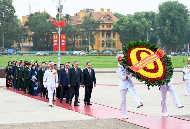 Lãnh đạo Đảng, Nhà nước viếng Chủ tịch Hồ Chí Minh và tưởng niệm các Anh hùng liệt sĩ- Ảnh 1.