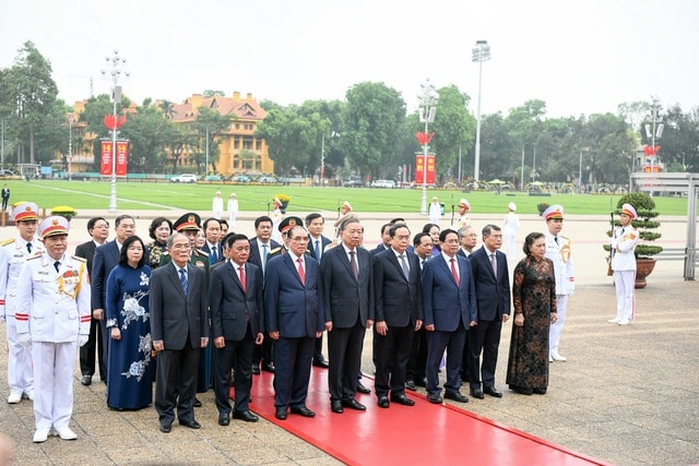 Lãnh đạo Đảng, Nhà nước viếng Chủ tịch Hồ Chí Minh và tưởng niệm các Anh hùng liệt sĩ- Ảnh 2.