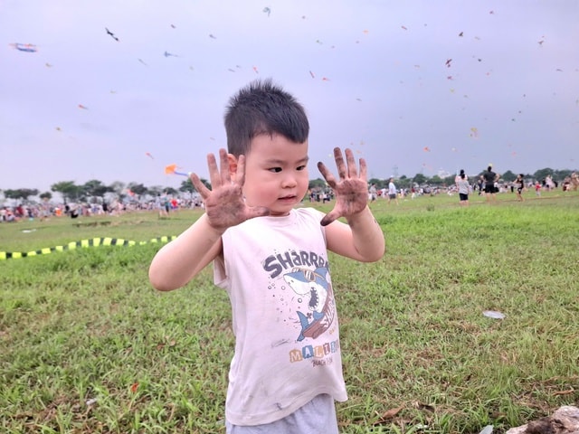 Thả diều - thú vui 'gây nghiện' mới của nhiều người Hà Nội: Mưa cũng chơi, tối vẫn đông kín bãi- Ảnh 4.
