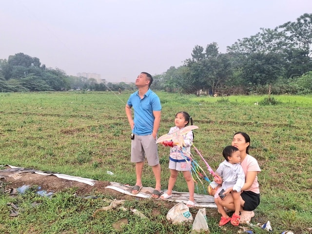 Thả diều - thú vui 'gây nghiện' mới của nhiều người Hà Nội: Mưa cũng chơi, tối vẫn đông kín bãi- Ảnh 5.