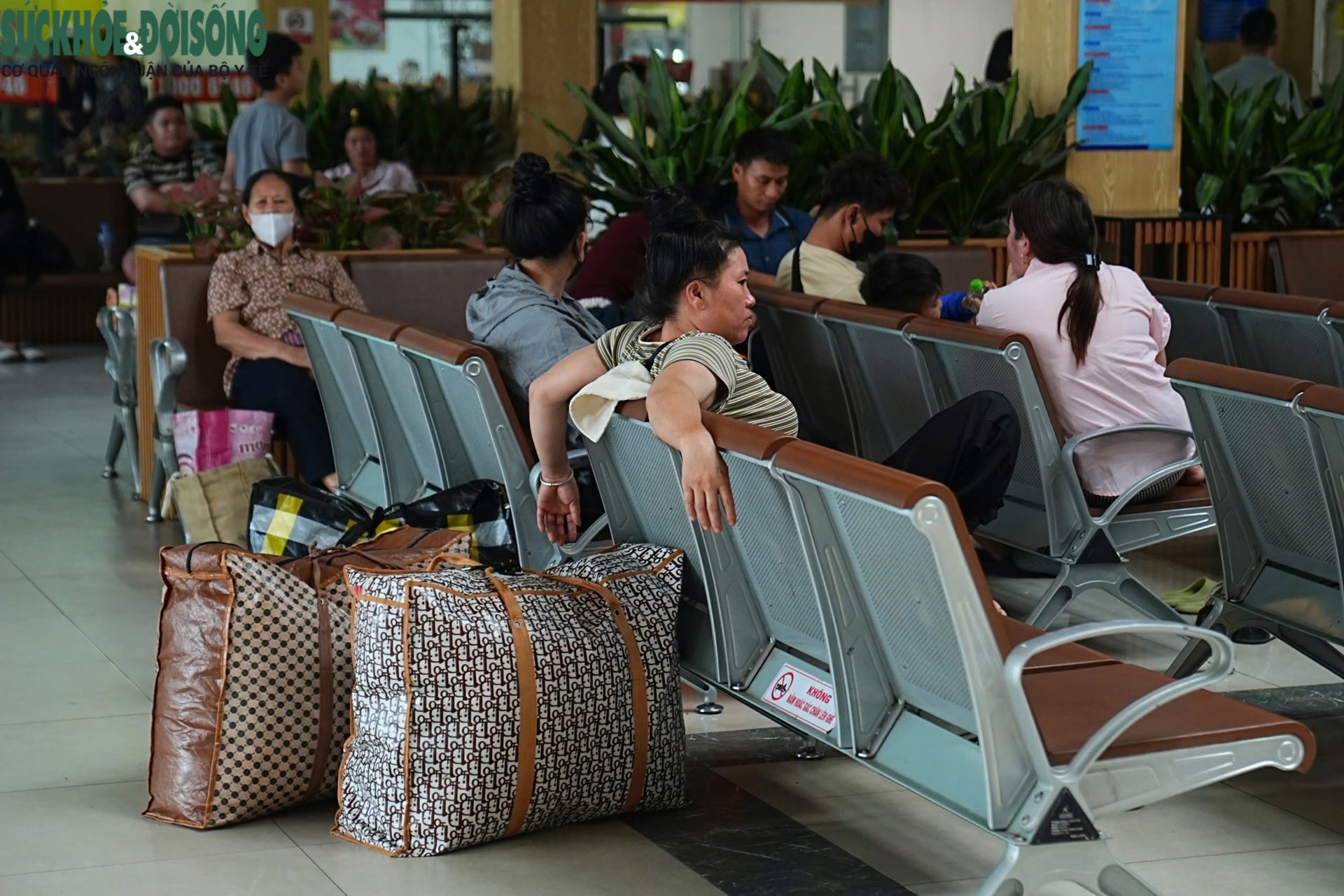 Bến xe Hà Nội đông nghịt khách trước kỳ nghỉ lễ 30/4- Ảnh 5.