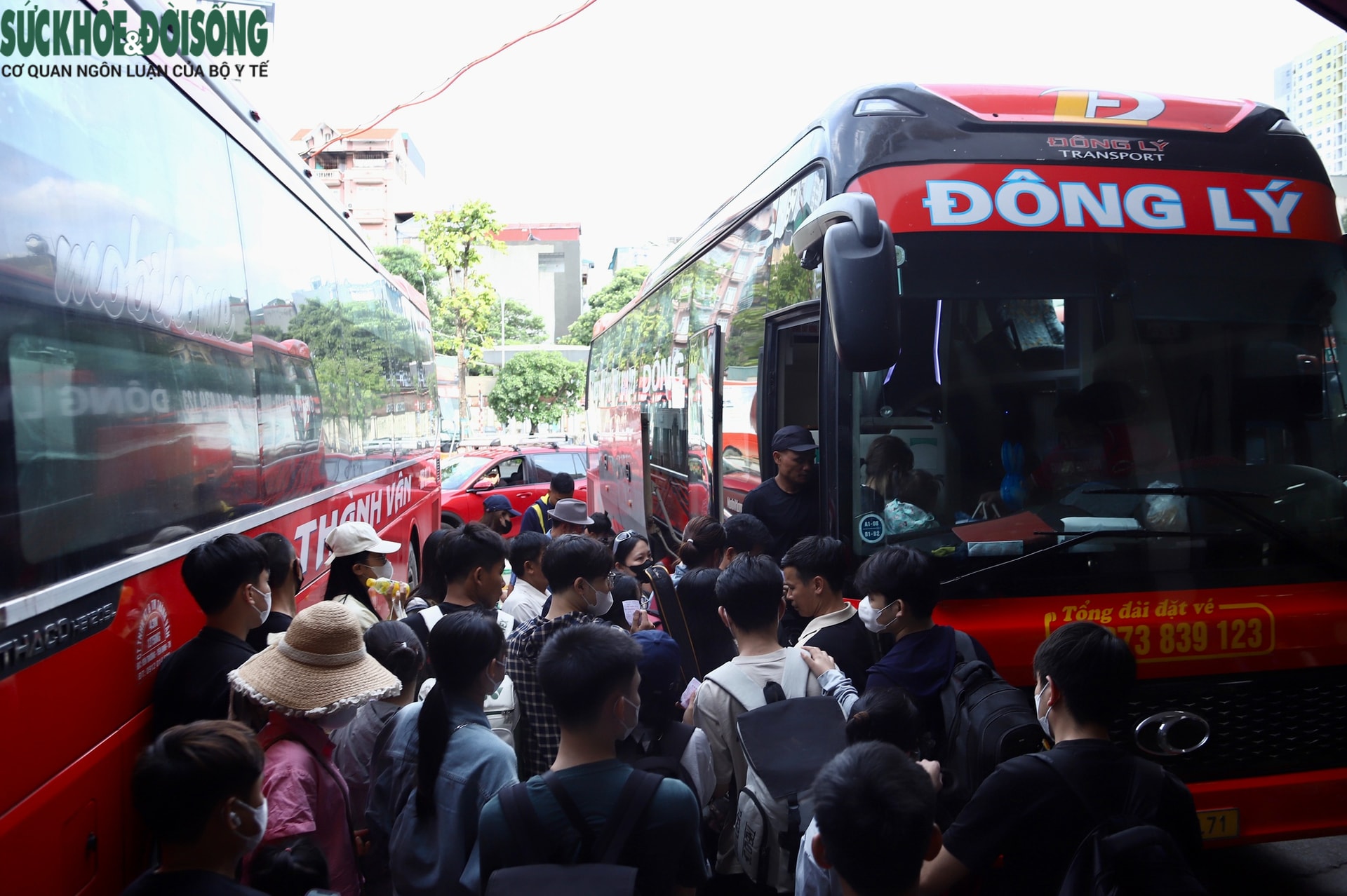 Bến xe Hà Nội đông nghịt khách trước kỳ nghỉ lễ 30/4- Ảnh 13.