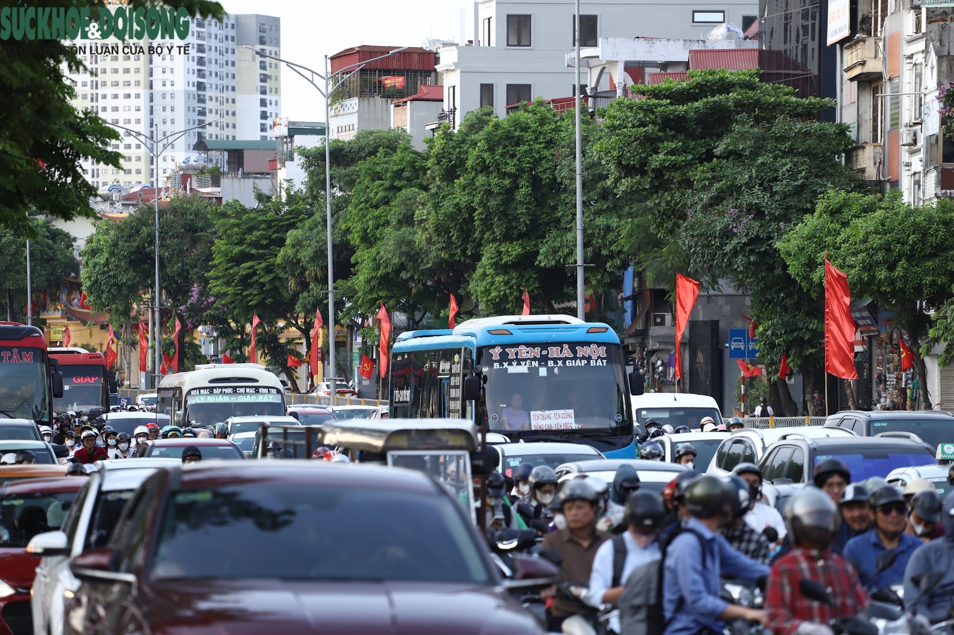 Dòng người ùn ùn rời Thủ đô nghỉ lễ 30/4, cửa ngõ và vành đai ken đặc phương tiện- Ảnh 5.