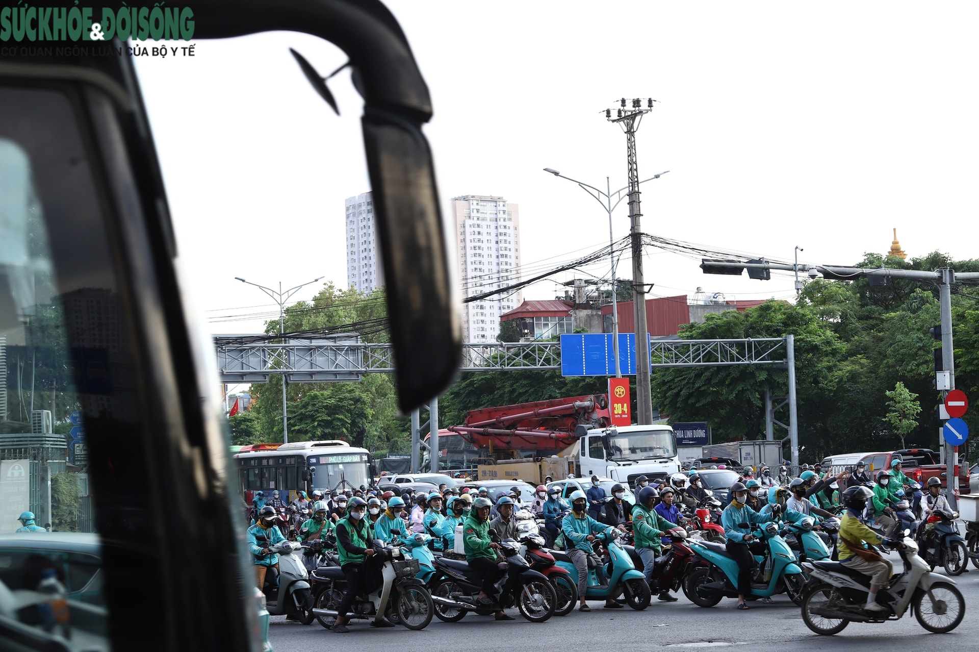 Dòng người ùn ùn rời Thủ đô nghỉ lễ 30/4, cửa ngõ và vành đai ken đặc phương tiện- Ảnh 9.