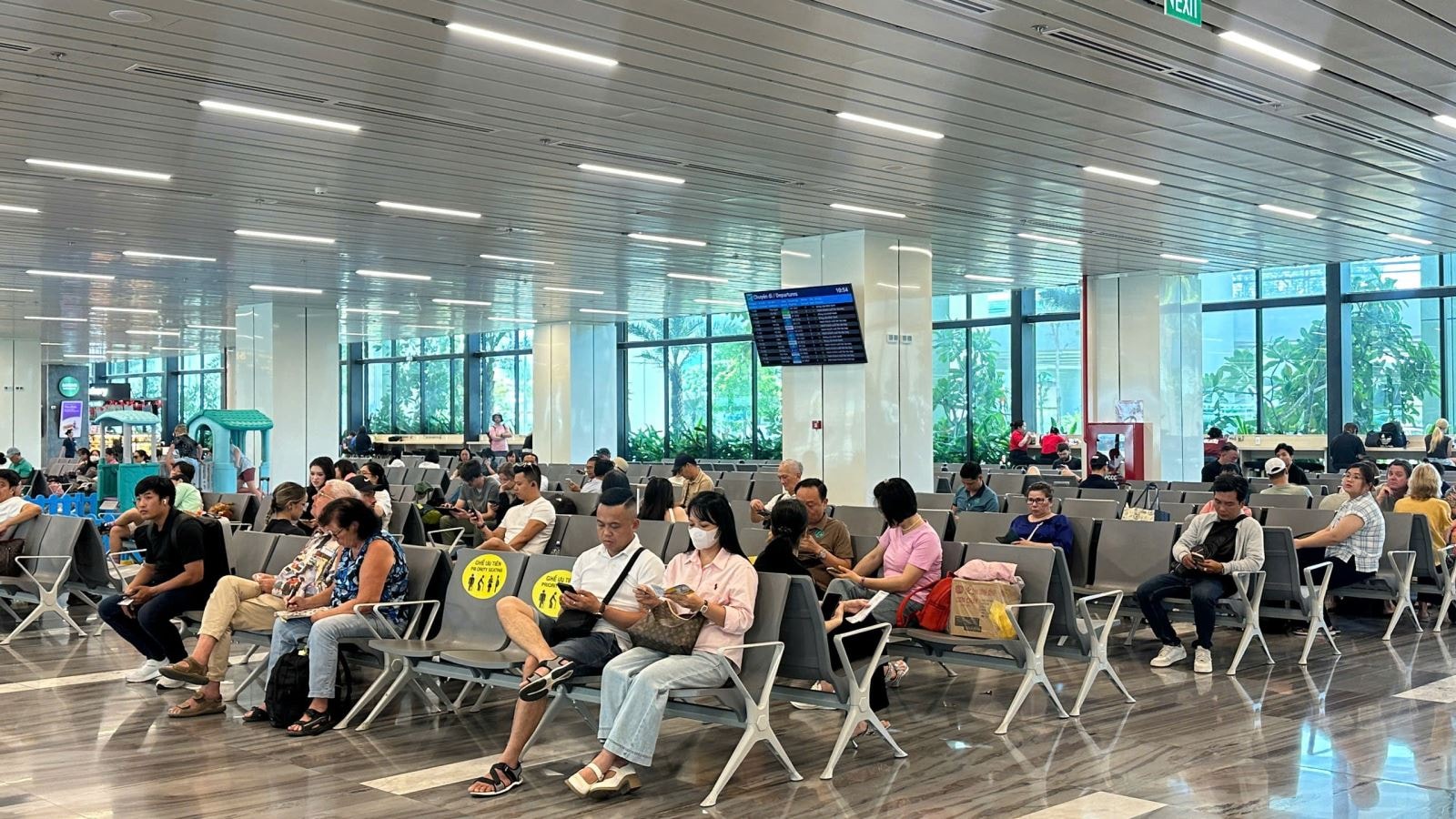 Giao thông cửa ngõ tăng nhiệt, sân bay Tân Sơn Nhất chạm ngưỡng cao điểm chiều 29/4- Ảnh 11.