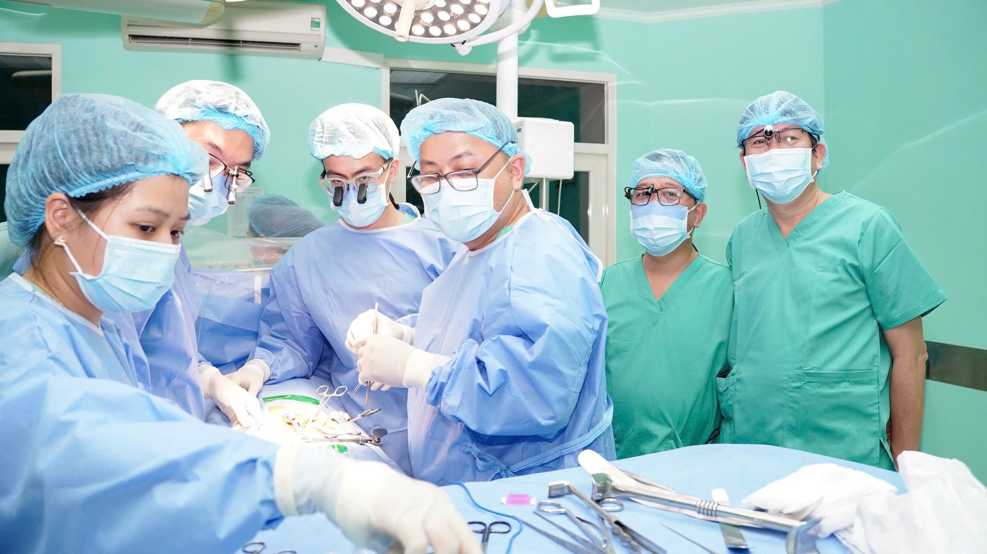 Gần 200 cán bộ y tế xuyên đêm ghép tạng, nối tiếp sự sống cho 6 bệnh nhân- Ảnh 2.