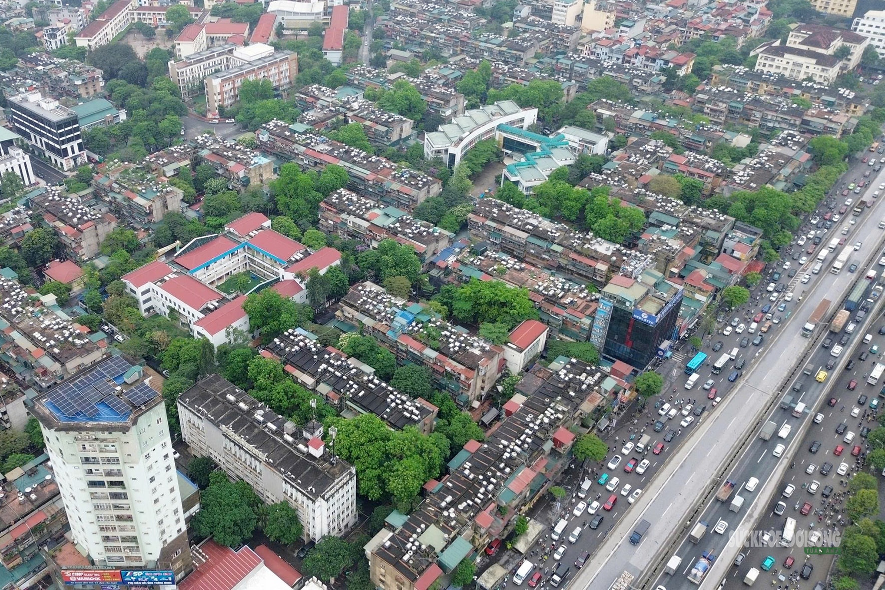 Tập thể cũ ở Hà Nội oằn mình cõng 'bom nước'- Ảnh 2.