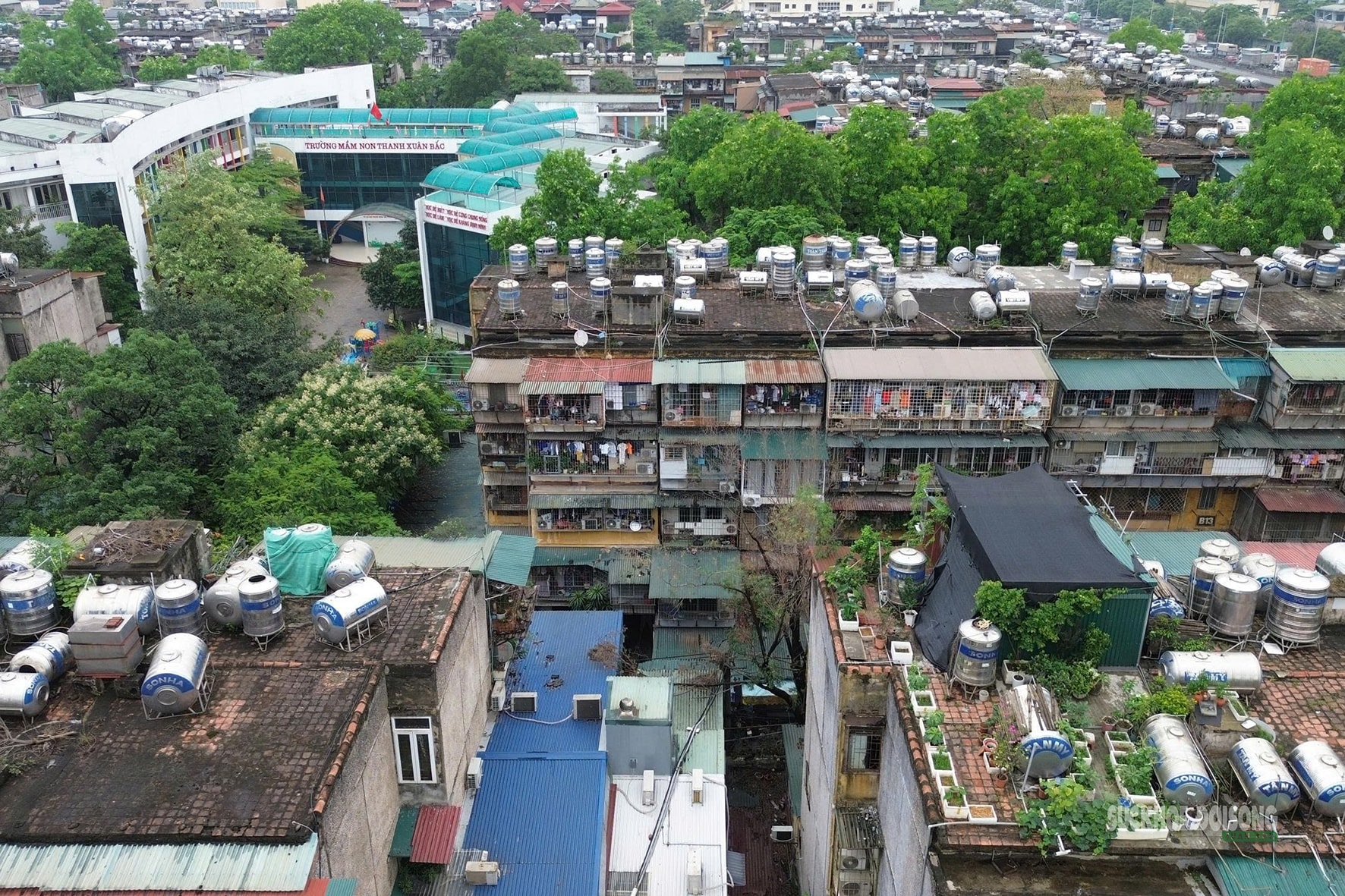 Tập thể cũ ở Hà Nội oằn mình cõng 'bom nước'- Ảnh 8.