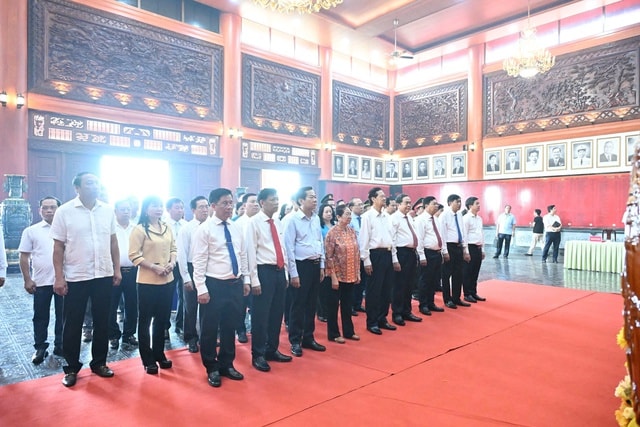 Chủ tịch Quốc hội dâng hương, tặng quà người có công tại An Giang- Ảnh 1.