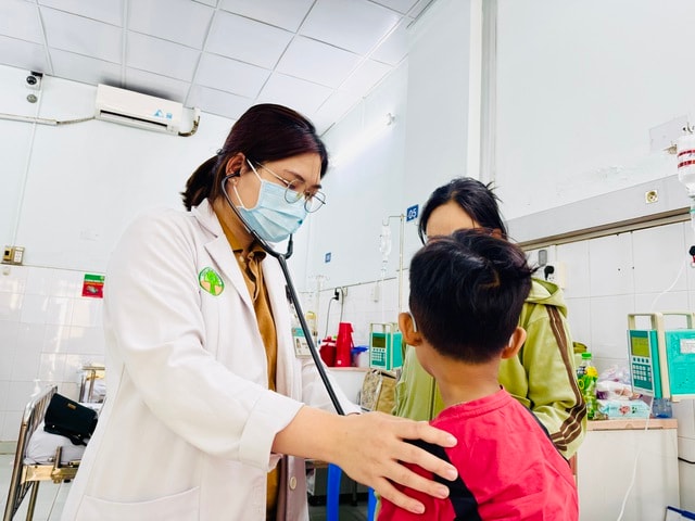 Truy xuất nguồn thực phẩm sau vụ 46 người nghi ngộ độc tại Trường TH Đặng Thuỳ Trâm- Ảnh 1.