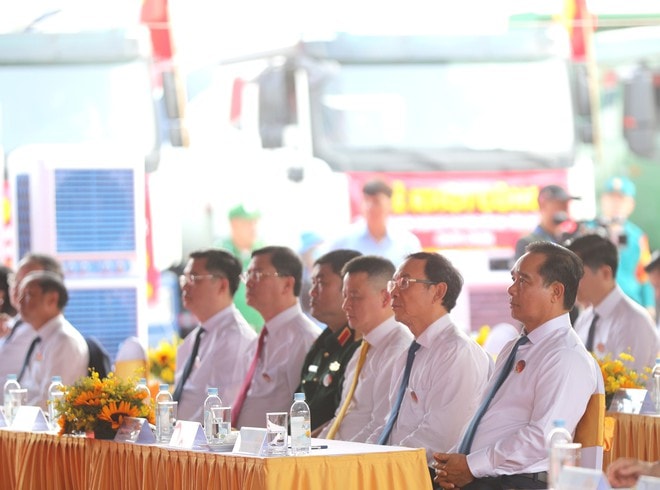 TPHCM khởi công loạt ‘siêu dự án’, lãnh đạo cam kết tháo gỡ đến cùng vướng mắc cho doanh nghiệp- Ảnh 1.