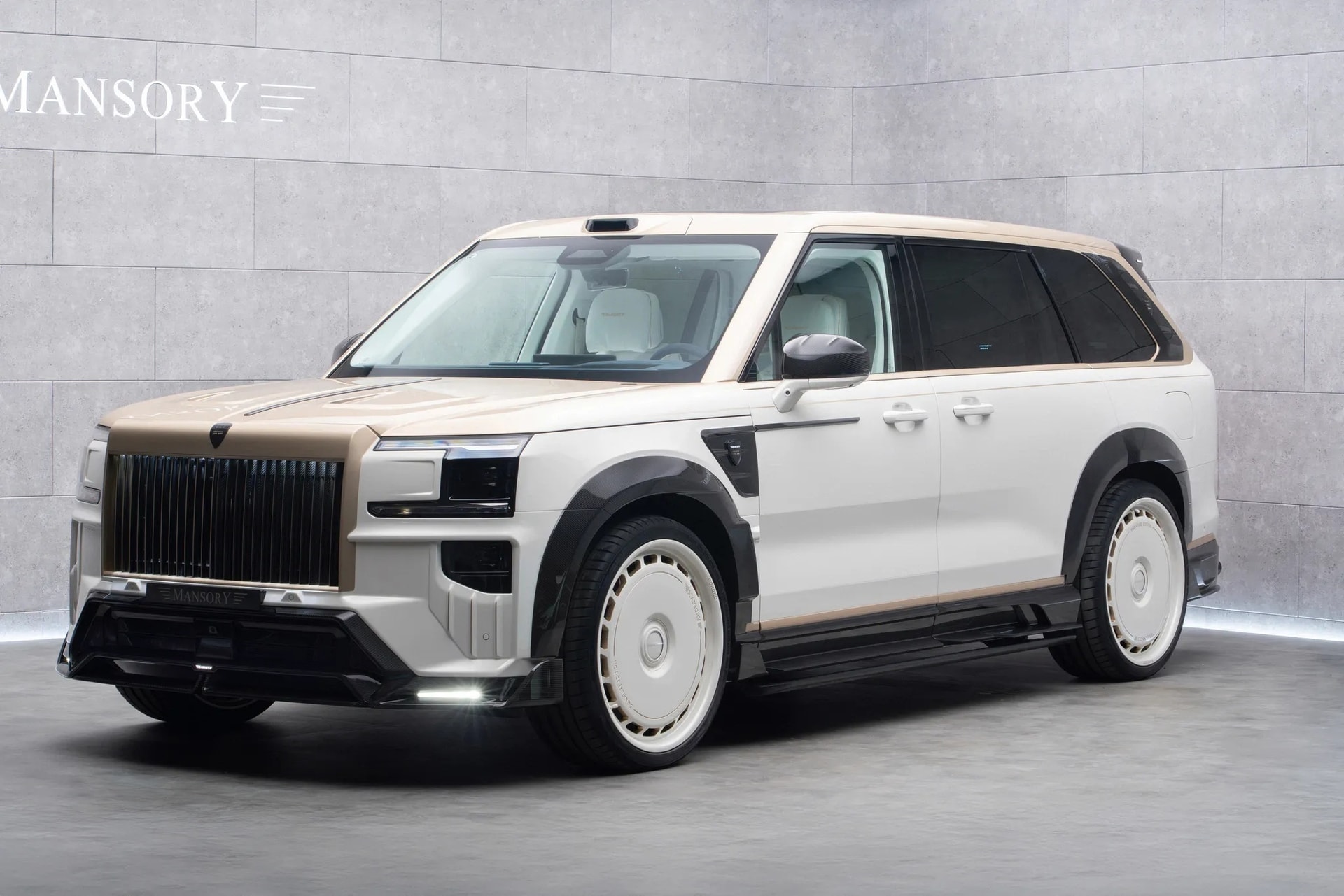 Diện mạo của Zeekr 9X trở nên hầm hố hơn hẳn sau khi lắp bộ khung thân rộng của Mansory.