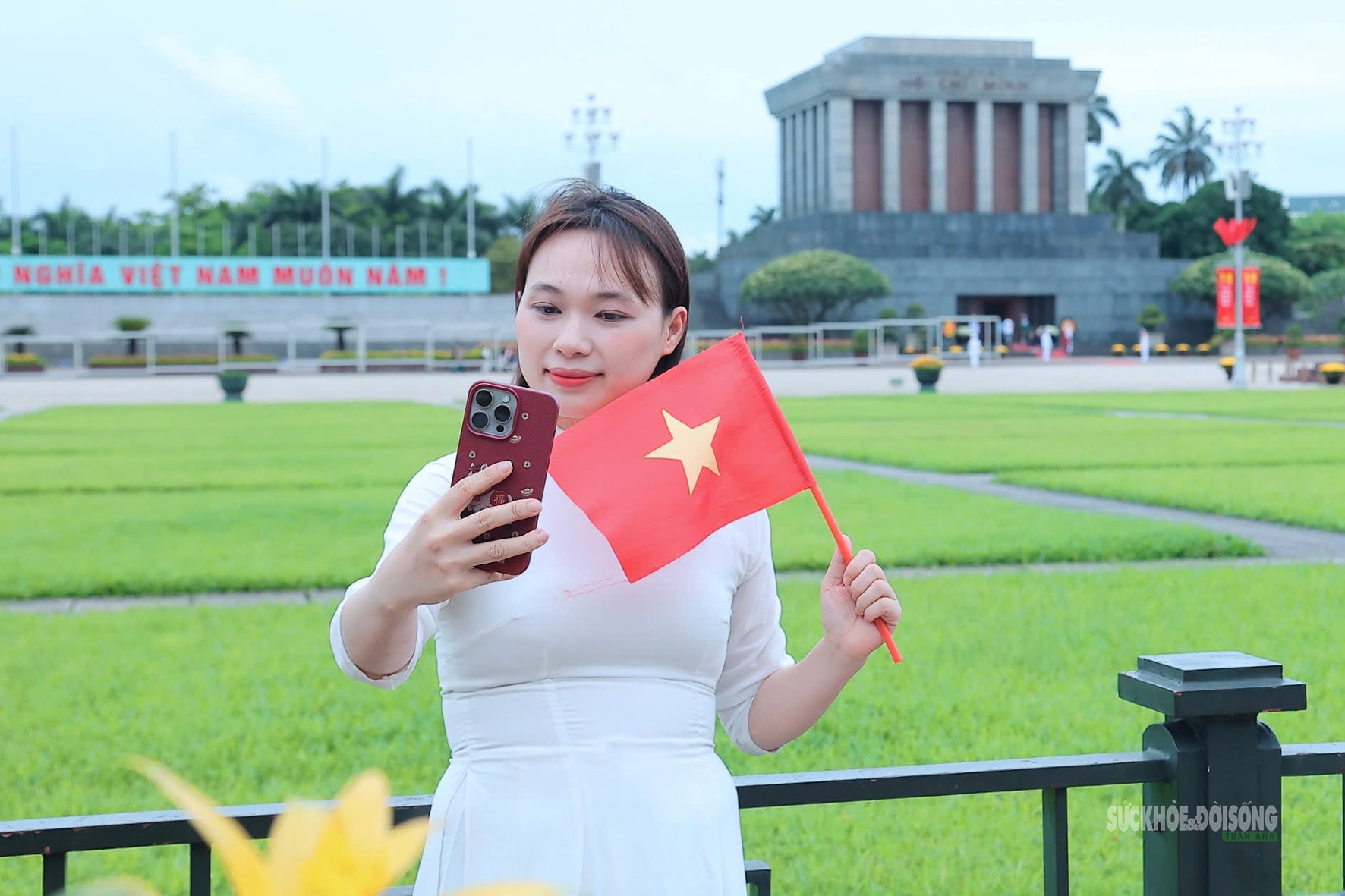 Giới trẻ rộn ràng check-in bên Lăng Bác dịp 30/4- Ảnh 4.