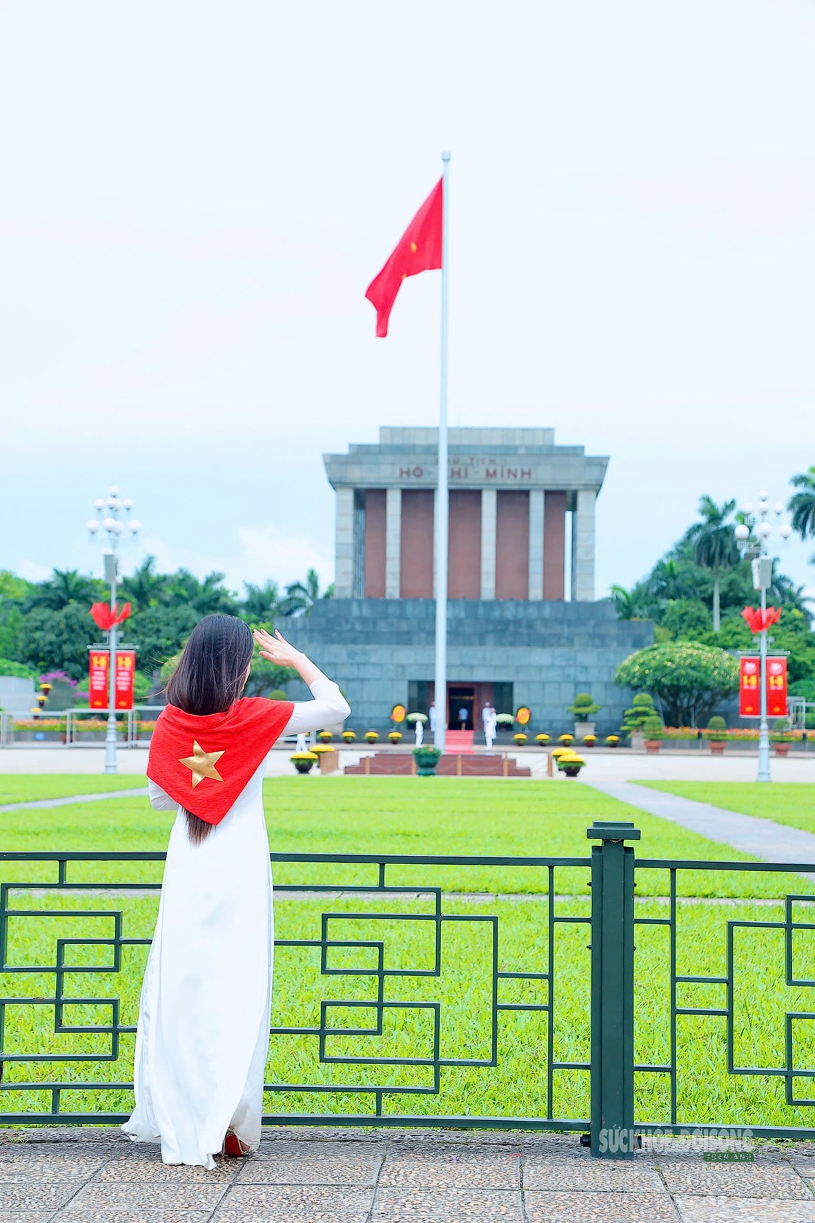 Giới trẻ rộn ràng check-in bên Lăng Bác dịp 30/4- Ảnh 5.