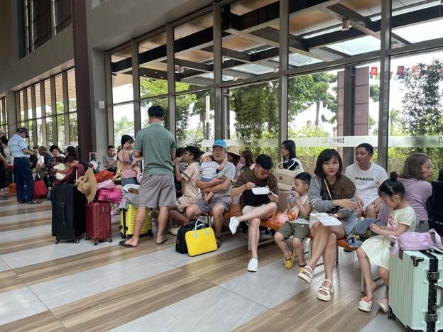 Du khách xếp hàng từ 4 giờ sáng để ra đảo Cát Bà- Ảnh 3.