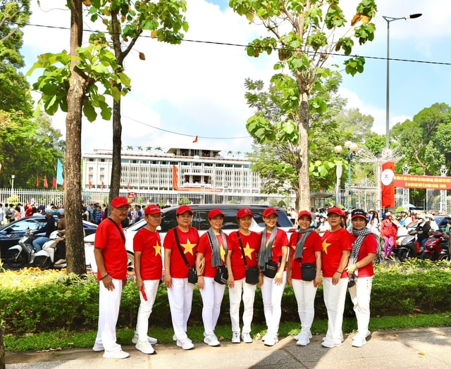 Người dân tấp nập mua vé tham quan, check-in Dinh Độc Lập dịp lễ 30/4- Ảnh 5.