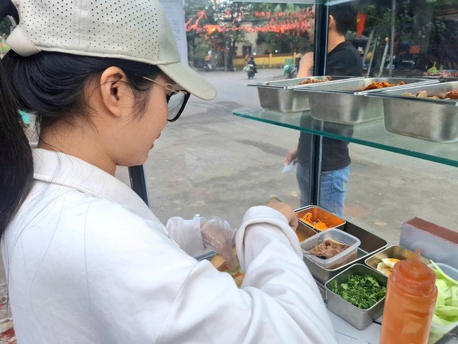 Đề xuất phạt tới 4 triệu đồng nếu để móng tay dài khi bán đồ ăn: Người bán lo lắng, người dân ủng hộ - Ảnh 1.