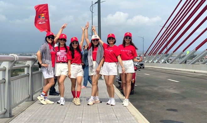 Thông xe cầu vượt cửa biển ở Huế, người dân đổ về chụp ảnh, ngắm cảnh- Ảnh 4.
