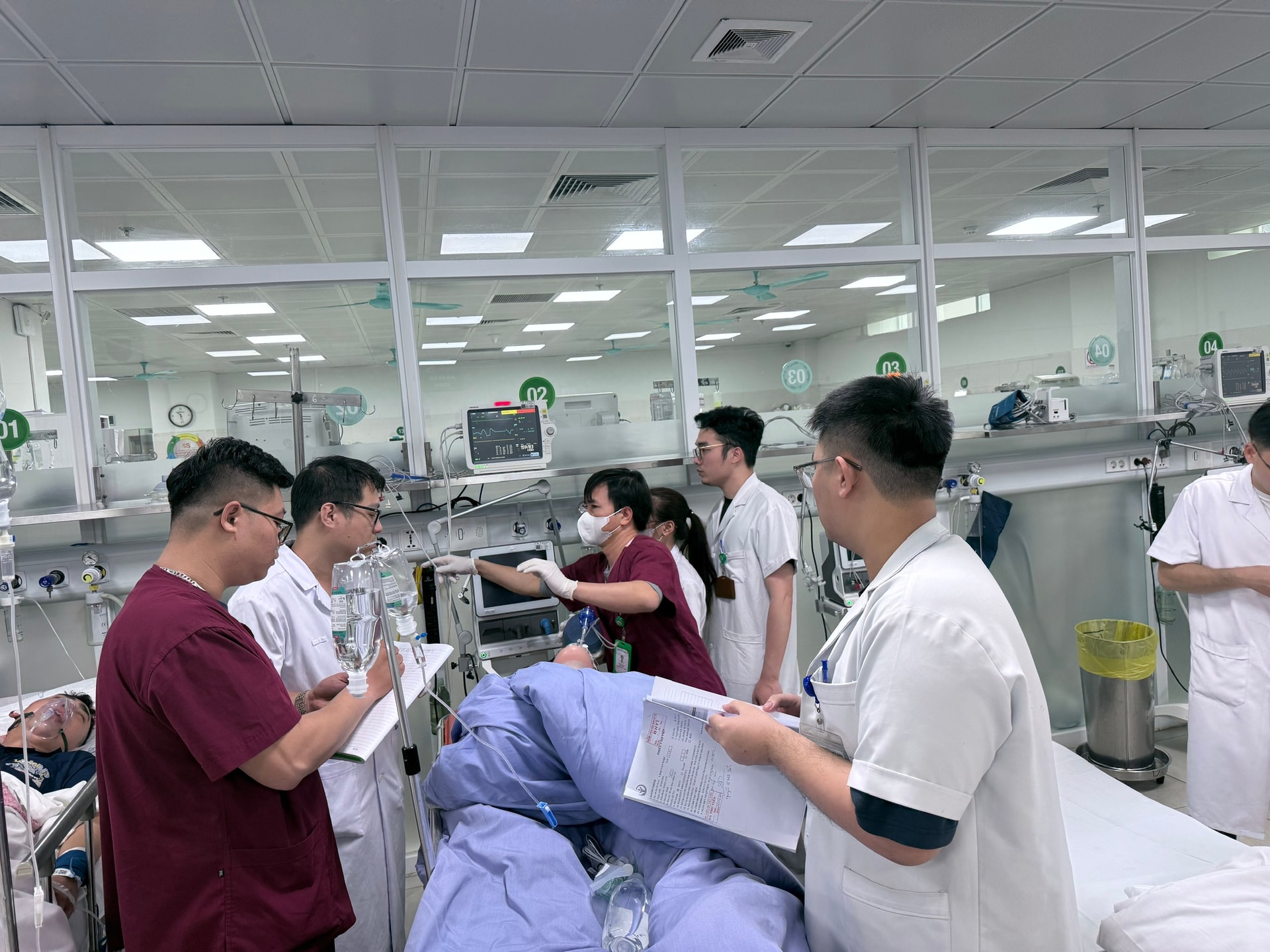 Hơn 227.000 người bệnh đang điều trị tại các bệnh viện trong dịp nghỉ lễ 30/4 và 1/5- Ảnh 1.