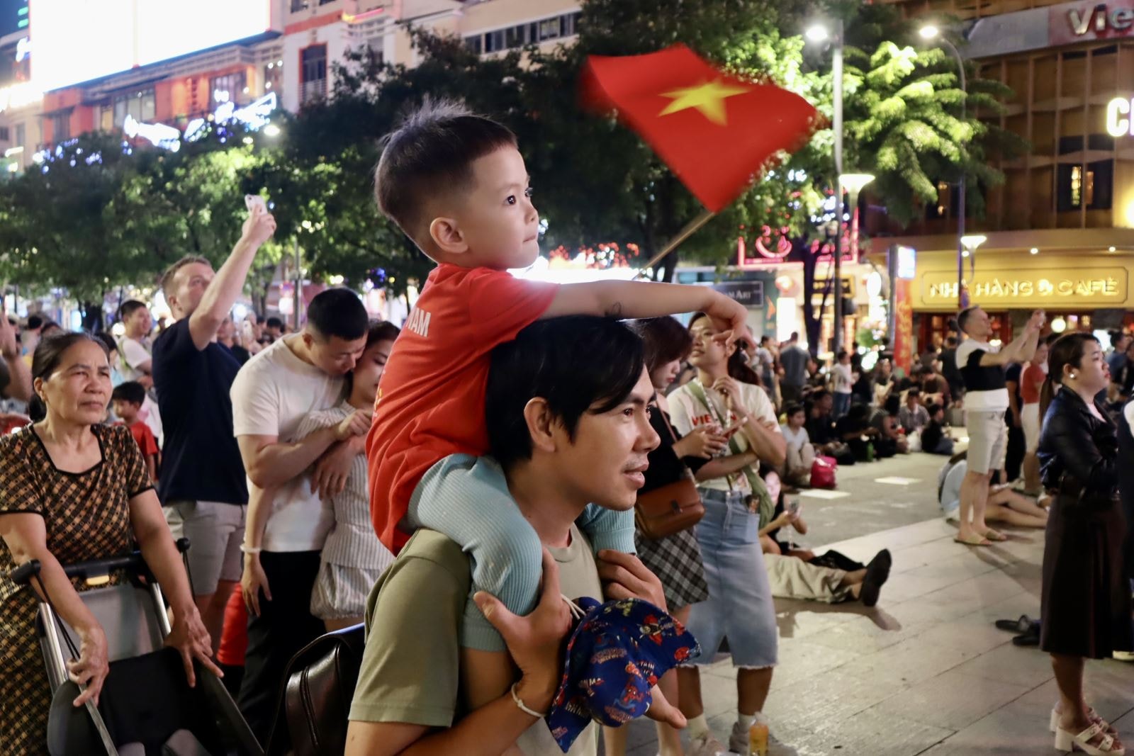 TP Hồ Chí Minh rực rỡ pháo hoa, người dân nô nức vui đón đại lễ- Ảnh 8.