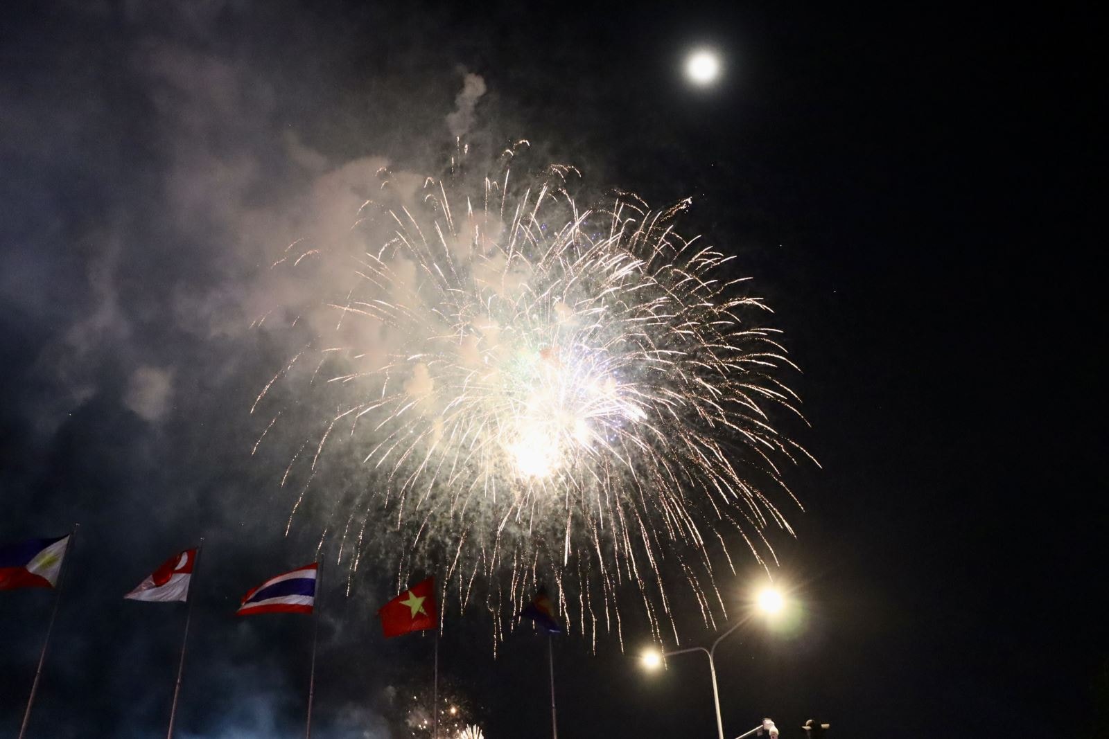 TP Hồ Chí Minh rực rỡ pháo hoa, người dân nô nức vui đón đại lễ- Ảnh 2.