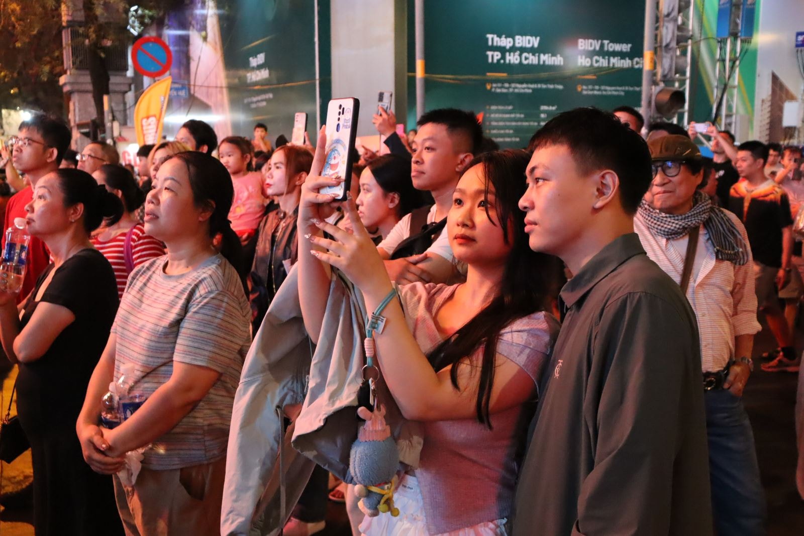 TP Hồ Chí Minh rực rỡ pháo hoa, người dân nô nức vui đón đại lễ- Ảnh 7.
