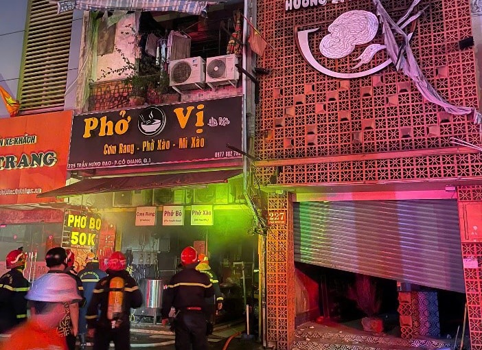 Kịp thời cứu 4 người mắc kẹt trong vụ cháy ở trung tâm TP Hồ Chí Minh- Ảnh 1.