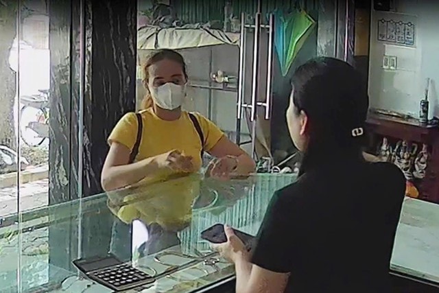 Công an truy tìm cặp đôi cướp vàng giữa ban ngày - Ảnh 1.