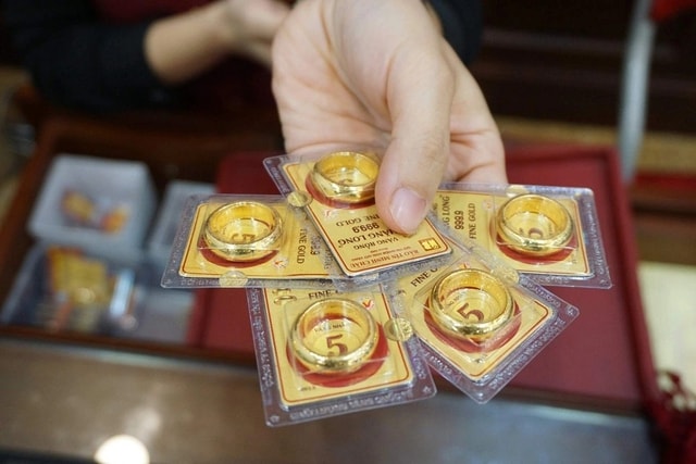 Chốt giá vàng hôm nay ngày 1/5 đột ngột giảm cực mạnh- Ảnh 1.