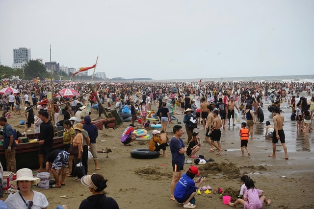 Biển người ‘ken đặc’ Sầm Sơn- Ảnh 5.