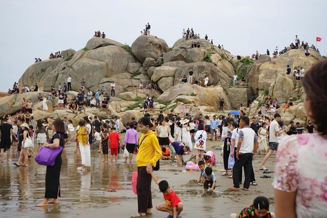 Biển người ‘ken đặc’ Sầm Sơn- Ảnh 3.