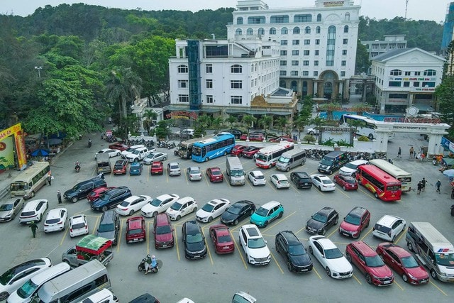 Biển người ‘ken đặc’ Sầm Sơn- Ảnh 2.