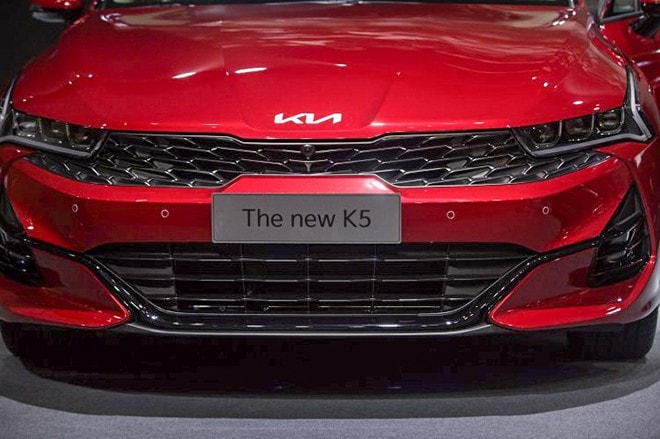 Đuôi xe KIA K5 với dải đèn LED kéo dài ấn tượng
