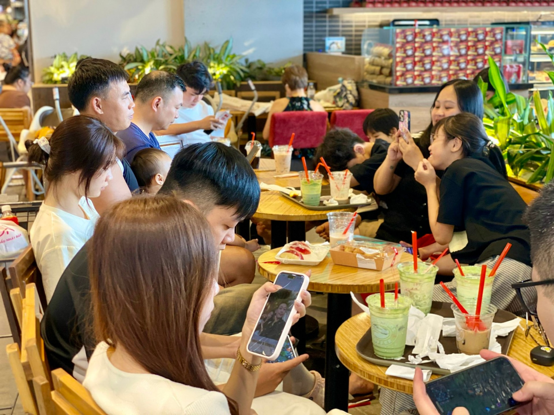 Hàng ăn, quán nước chật kín khách xếp hàng dịp nghỉ lễ 30/4 – 1/5/2026- Ảnh 15.