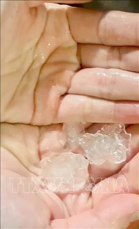 Hà Nội: Mưa đá bất ngờ tối 2/5, cảnh báo dông lốc diện rộng- Ảnh 2.