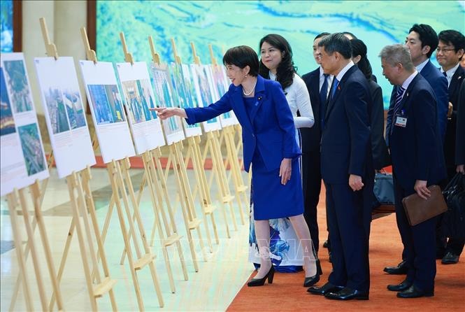 Thủ tướng Lê Minh Hưng và Thủ tướng Nhật Bản tham quan Trưng bày ảnh- Ảnh 5.