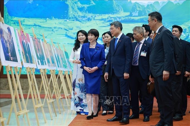 Thủ tướng Lê Minh Hưng và Thủ tướng Nhật Bản tham quan Trưng bày ảnh- Ảnh 1.