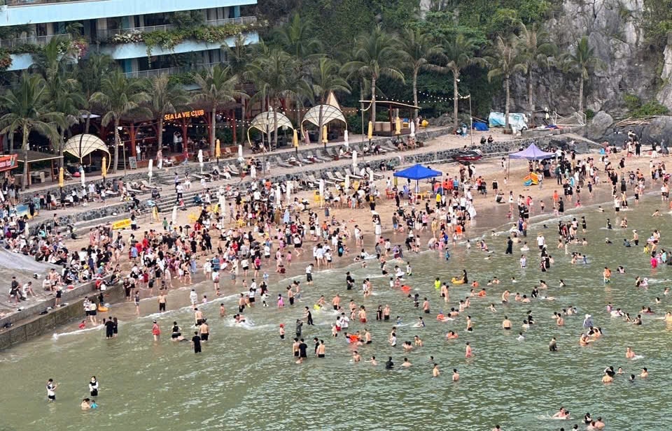 Biển Đồ Sơn chật kín du khách về nghỉ lễ- Ảnh 7.