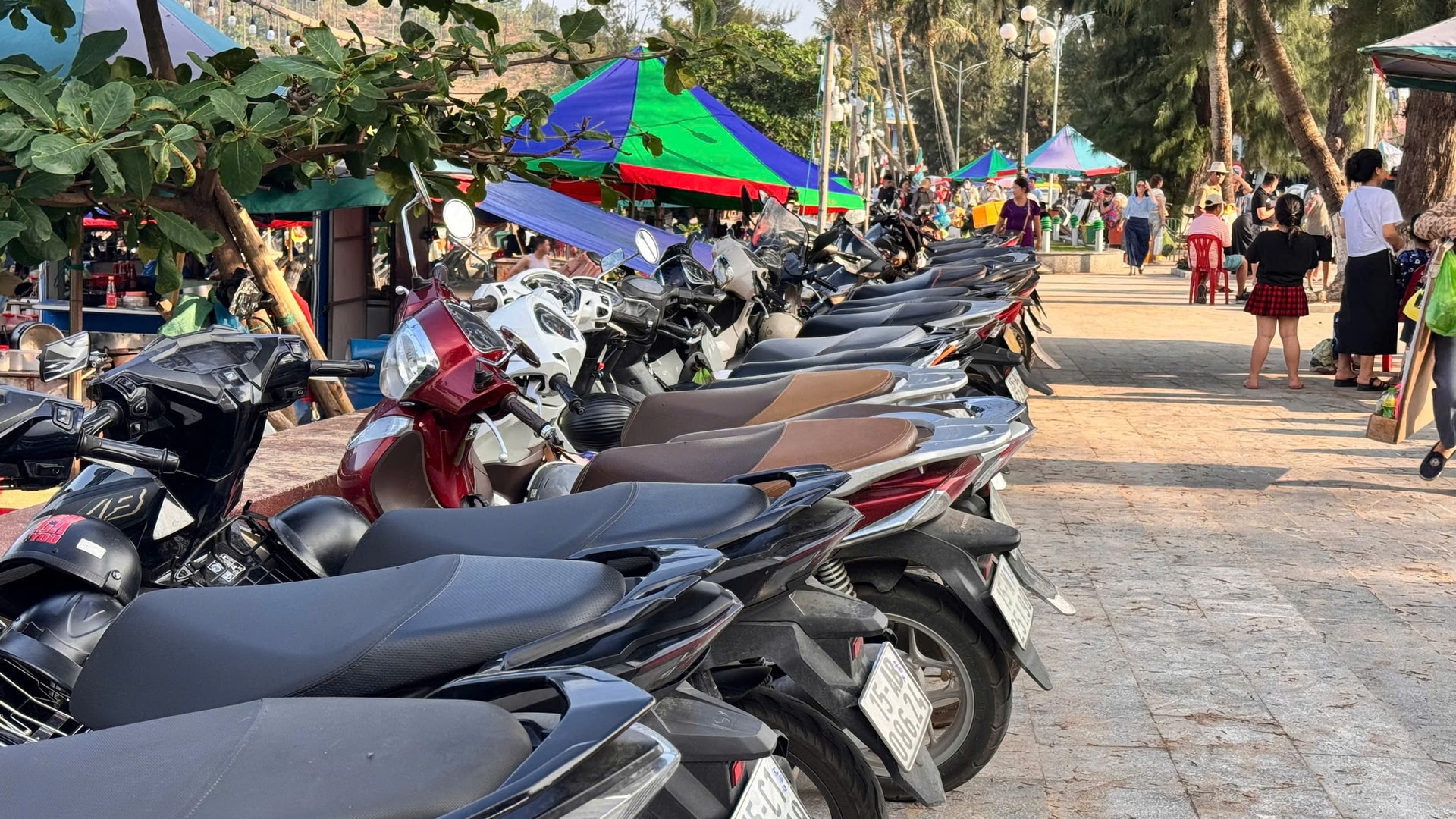 Biển Đồ Sơn chật kín du khách về nghỉ lễ- Ảnh 3.