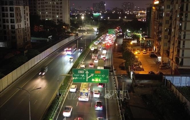 Người dân trở lại Hà Nội sớm, ùn tắc kéo dài trong đêm trên cao tốc Pháp Vân - Cầu Giẽ- Ảnh 1.