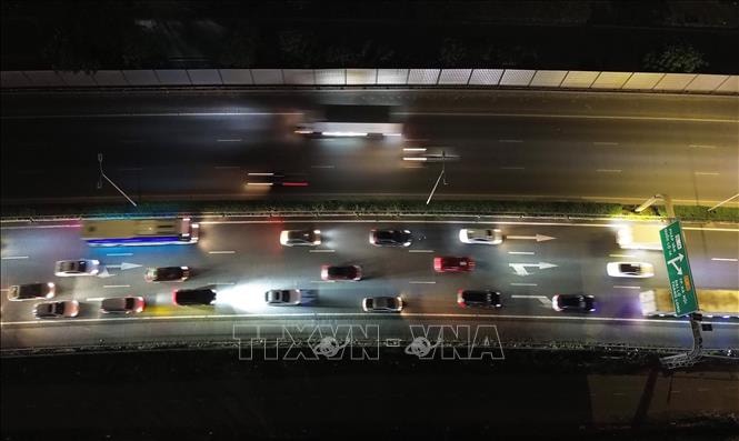 Người dân trở lại Hà Nội sớm, ùn tắc kéo dài trong đêm trên cao tốc Pháp Vân - Cầu Giẽ- Ảnh 3.