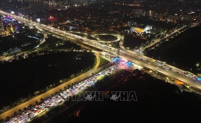 Người dân trở lại Hà Nội sớm, ùn tắc kéo dài trong đêm trên cao tốc Pháp Vân - Cầu Giẽ- Ảnh 5.