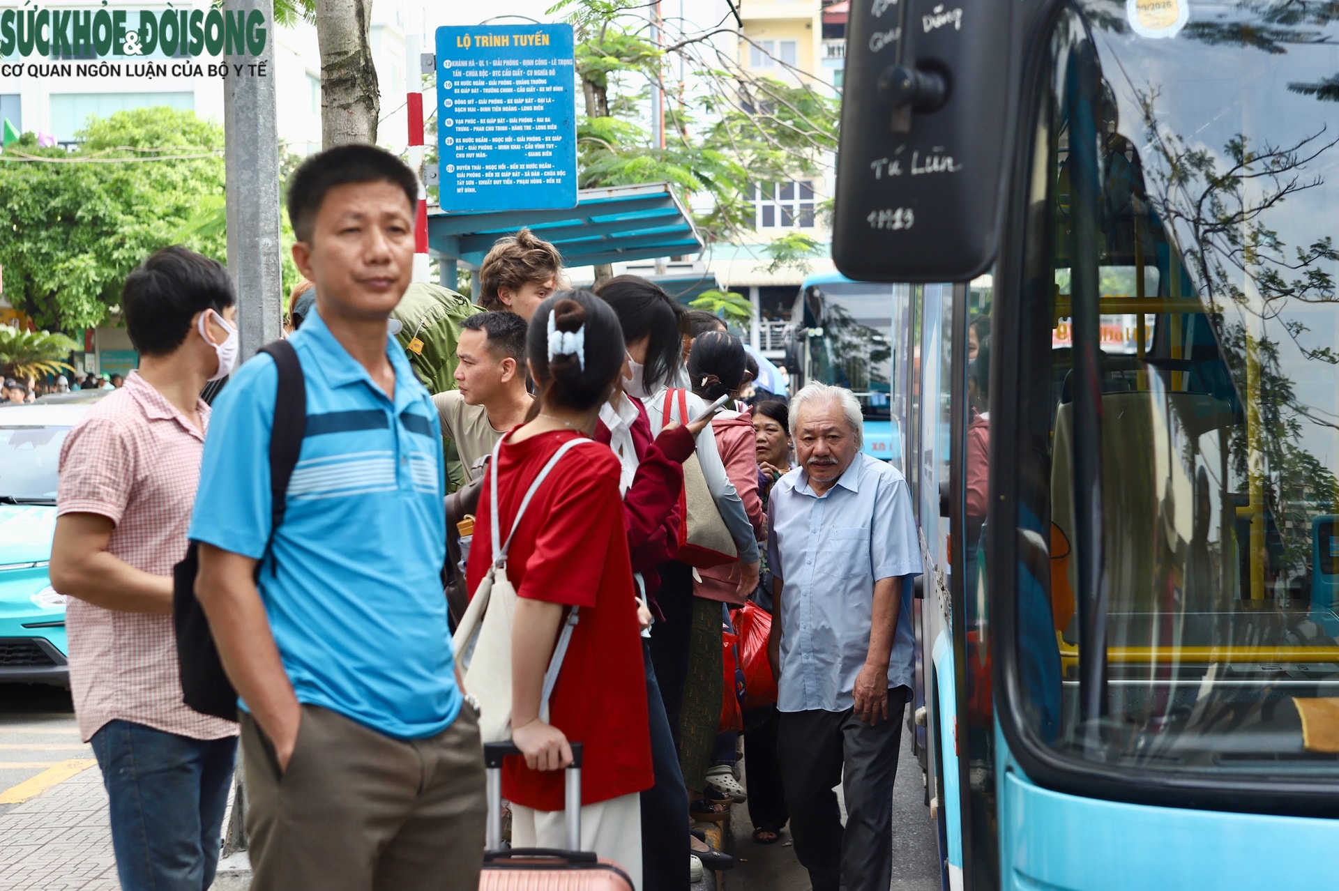 Xe khách chật kín, dồn dập cập bến xe tại Hà Nội trong ngày cuối nghỉ lễ 30/4- Ảnh 11.
