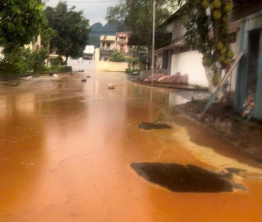 Sét đánh thúng bể chứa nhà máy đường, hàng ngàn tấn mật mía tràn ra ngoài- Ảnh 2.