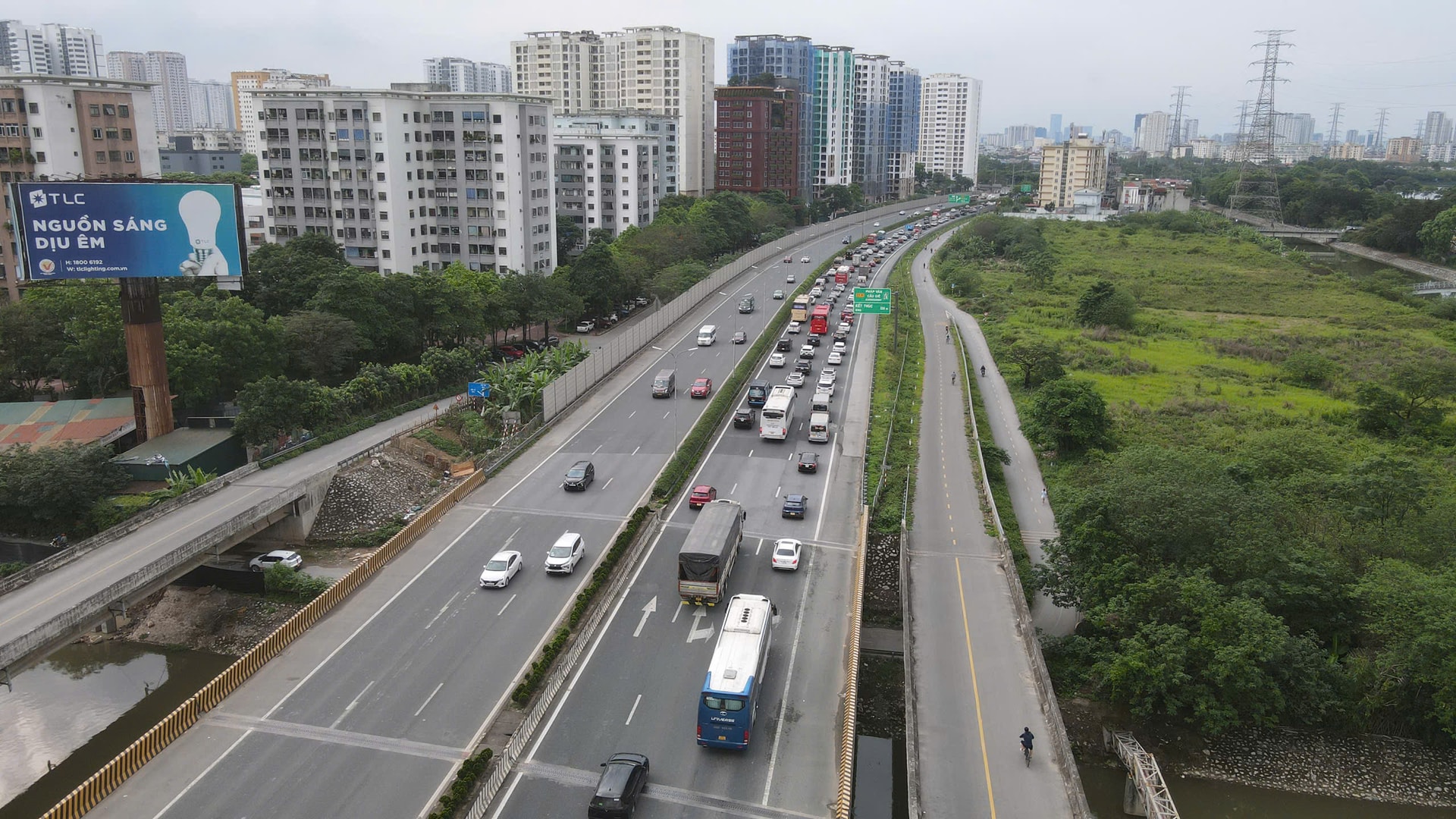 Chiều cuối nghỉ lễ 30/4, giao thông cửa ngõ Hà Nội thế nào?- Ảnh 9.