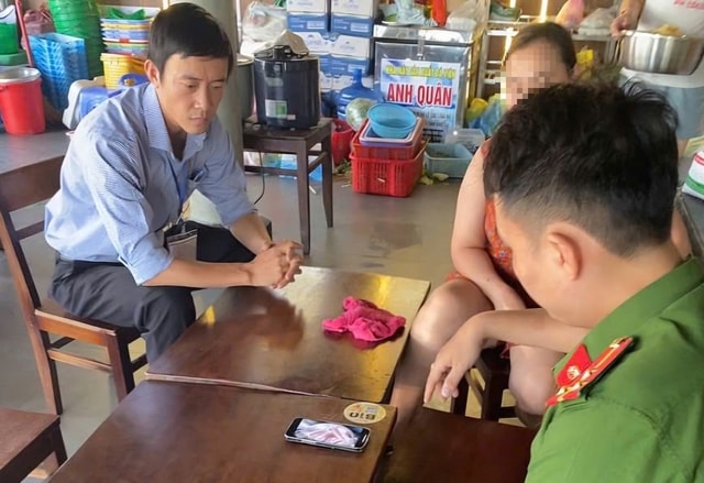 Xử lý tình trạng chèo kéo khách, bán hàng rong tại bến thuyền trung tâm ở Huế- Ảnh 3.