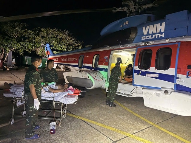 Trực thăng của Binh đoàn 18 đưa hai bệnh nhân từ Trường Sa vào đất liền điều trị- Ảnh 1.