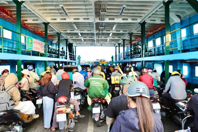 Phà Cát Lái ùn ứ khi người dân quay lại TPHCM sau kỳ nghỉ lễ 30/4 – 1/5- Ảnh 7.