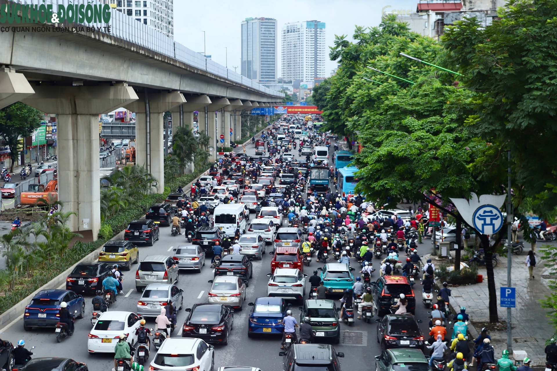 Giao thông Hà Nội đông đúc sau nghỉ lễ, xe máy 'leo' vỉa hè né dòng phương tiện- Ảnh 2.