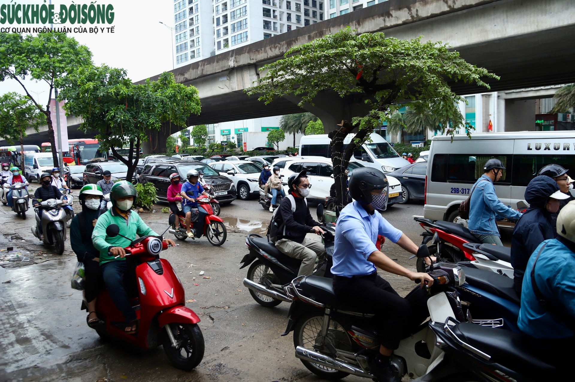 Giao thông Hà Nội đông đúc sau nghỉ lễ, xe máy 'leo' vỉa hè né dòng phương tiện- Ảnh 5.